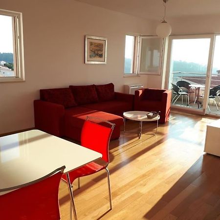 Apartment Lucija - Cozy Flat In The City Center With A Sea View & Parking Makarska Kültér fotó