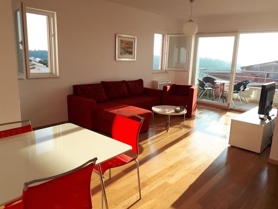 Apartment Lucija - Cozy Flat In The City Center With A Sea View & Parking Makarska Kültér fotó