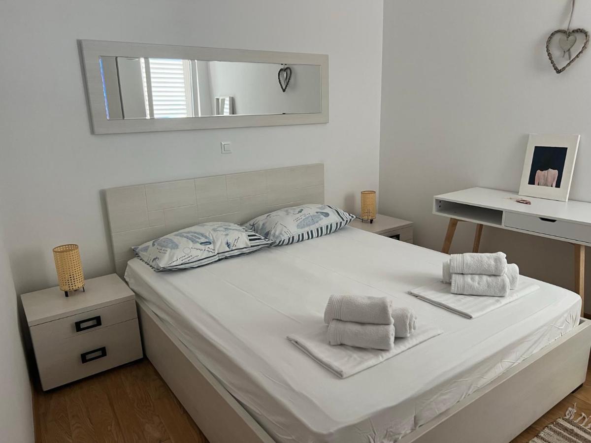 Apartment Lucija - Cozy Flat In The City Center With A Sea View & Parking Makarska Kültér fotó
