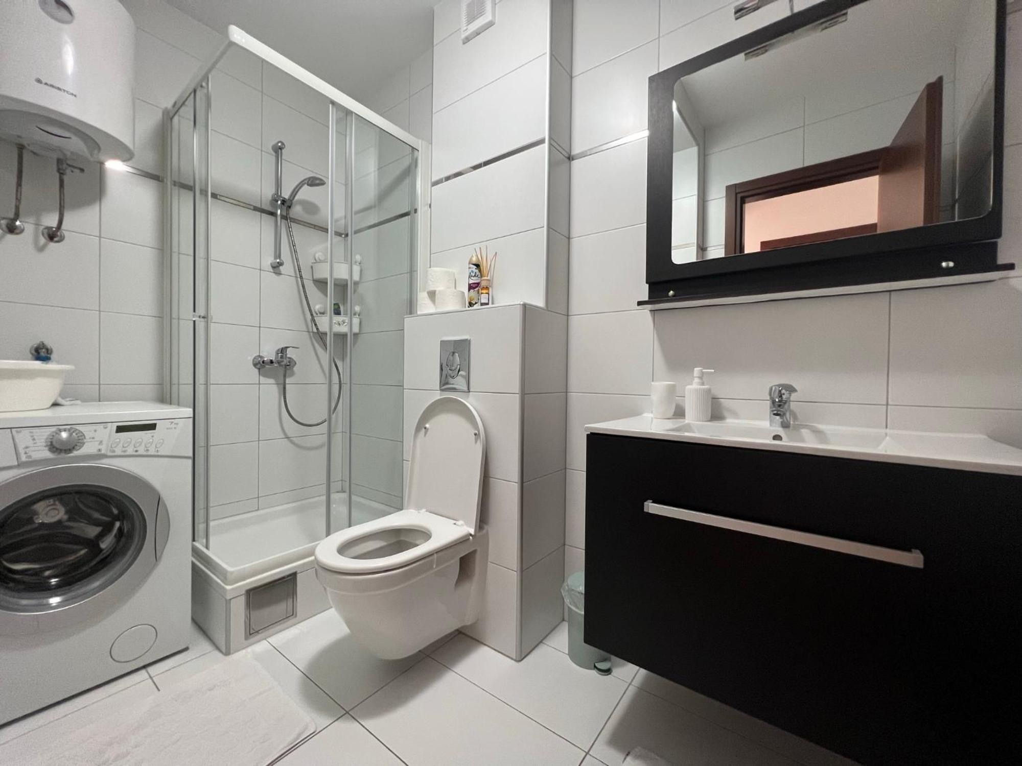 Apartment Lucija - Cozy Flat In The City Center With A Sea View & Parking Makarska Kültér fotó