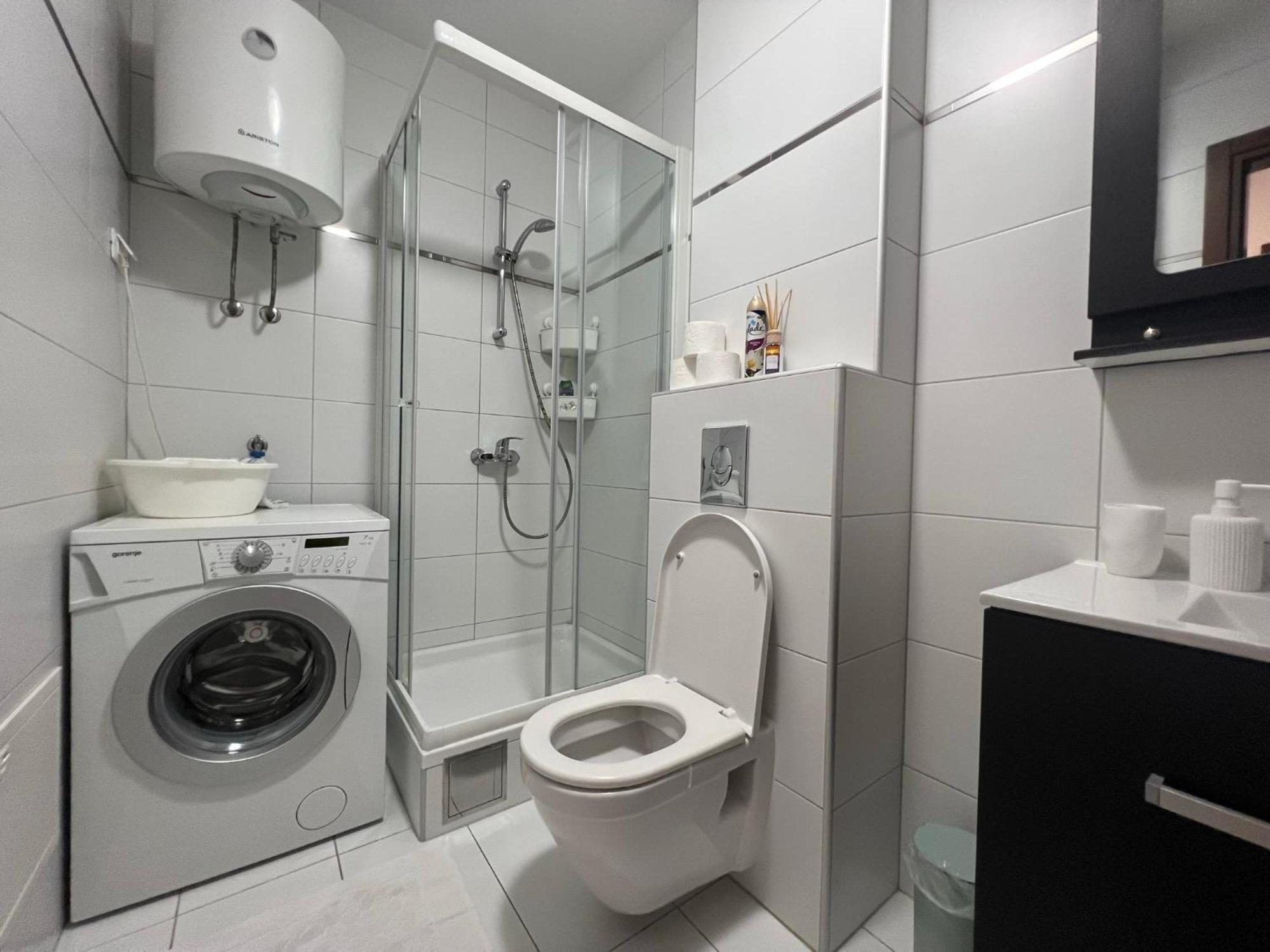 Apartment Lucija - Cozy Flat In The City Center With A Sea View & Parking Makarska Kültér fotó