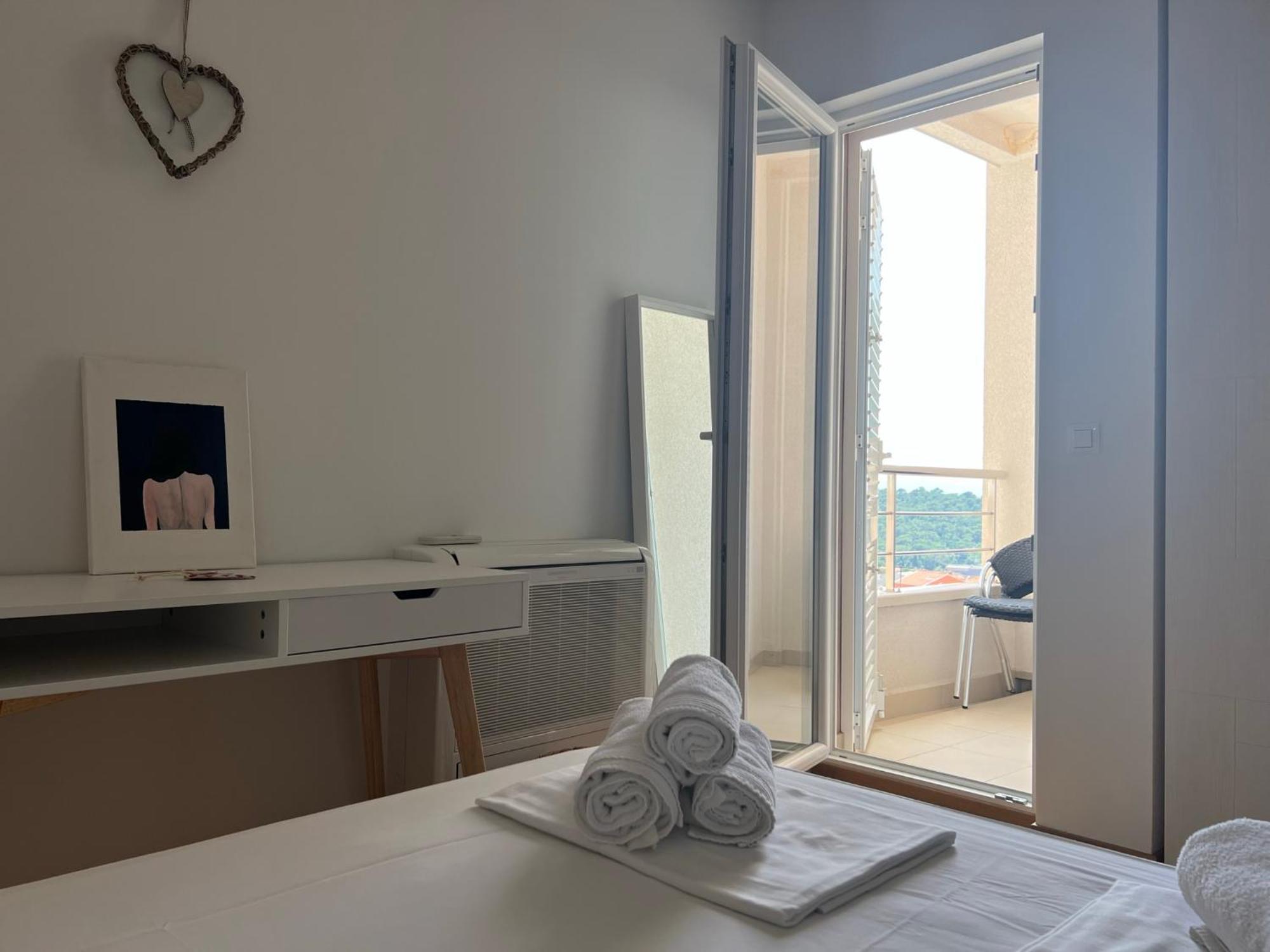 Apartment Lucija - Cozy Flat In The City Center With A Sea View & Parking Makarska Kültér fotó